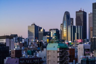 Tokyo, Japonya - 15 Aralık 2024 - Sabahın erken saatlerinde açık mavi gökyüzüne karşı Mode Hal Iko Binası manzarası