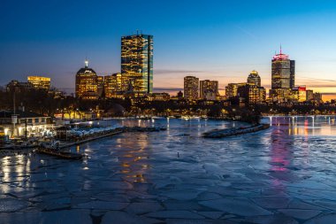 Boston, Massachusetts - 14 Şubat 2025 - Boston City gökdelenleri Charles nehri üzerindeki Longfellow köprüsünden kış günbatımında görülen yüksek binalar