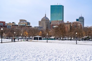 Boston, MA, ABD - 11 Şubat 2025 - Boston şehir manzarası Boston Parkı 'nın karla kaplı zemininde görüldü