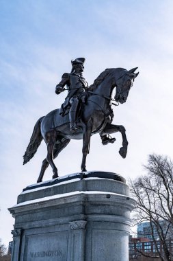 Boston, MA, ABD - 11 Şubat 2025 - Boston Halk Bahçesi 'nde George Washington' un binicilik heykeli mavi gökyüzüne karşı