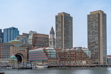 Boston, MA, ABD - 12 Şubat 2025 - Boston şehir merkezindeki gökdelenler soğuk bulutlu bir kış öğleden sonra Fan Pier Parkı 'ndan görüldü