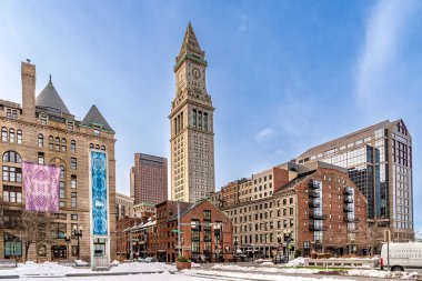 Boston, MA, ABD - 12 Şubat 2025 - Boston Finansal Bölgesi 'nde, McKinley Meydanı' nda bir gökdelen, Özel Ev Kulesi