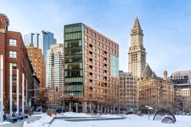 Boston, MA, ABD - 12 Şubat 2025 - Boston Finansal Bölgesi 'nde, McKinley Meydanı' nda bir gökdelen, Özel Ev Kulesi