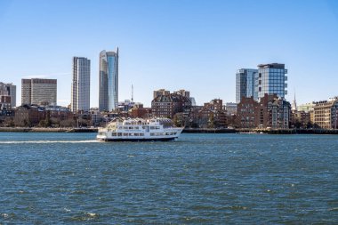 Boston, MA, ABD - 21 Şubat 2025 - Boston gökdelenleri ve gökdelenleri önünde yelken tekne Boston, MA Piers Park 'tan görüldü