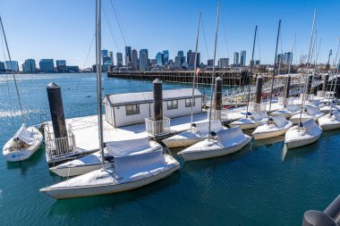 Boston, MA, ABD - 21 Şubat 2025 Doğu Boston 'daki Piers Park' a kar kaplı küçük yelkenliler park etti.