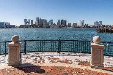 Boston, MA, ABD - 21 Şubat 2025 - Boston gökdelenleri ve gökdelenler Şubat ayında Boston, MA Piers Park 'tan görüldü