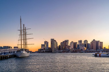 Boston, MA, ABD - 21 Şubat 2025 - Boston gökdelenleri ve gökdelenlerin görüntüsü Şubat ayı sonlarında Boston Piers Park, MA