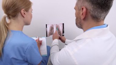 Council of two pulmonology medical professionals regarding the treatment of patient with lung cancer. Oncology department