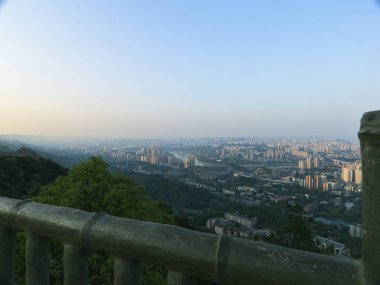 Bu Chongqing, Shapingba bölgesindeki manzaranın bir fotoğrafı. Chongqing, Çin hükümetinin doğrudan yönetimindeki dördüncü belediyedir..