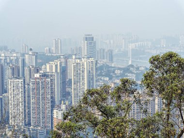 Bu, 29 Ocak 2025 'te saat 14: 32' de Chongqing, Çin 'deki Shapingba Bölgesi' nin şehir manzarası. Chongqing, Çin 'in kışın sisli şehri olarak bilinen merkezi yönetiminin dördüncü belediyesidir..