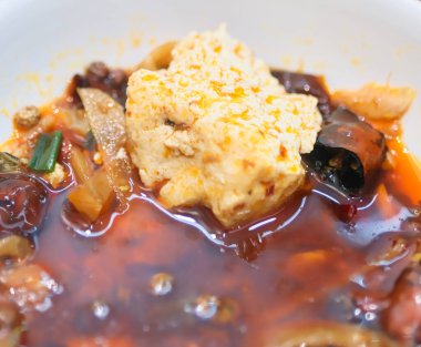 Tofu pudingi, soya peynirinden daha yumuşak ve yaygın bir Çin aperatifi olan soya fasulyesi sütü ile oluşan jöle benzeri bir yemektir..
