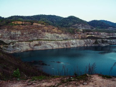 Çin 'de bazı kapalı madenler parklara dönüştürüldü. Burası, 25 Mart 2025 'te Baishiyi, Chongqing, Çin' de ele geçirilen terk edilmiş bir maden ocağından dönüştürülmüş bir park..