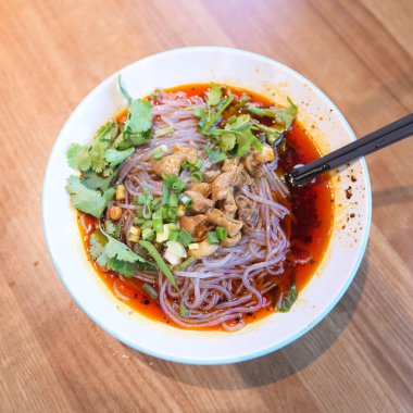 Çin, Sichuan 'ın batı kısmı ünlü bir turizm merkezidir. Bu, 17 Nisan 2025 'te Daocheng Yading' de yakalanan bir kar dağı. Turizm için Sichuan 'a hoş geldiniz..