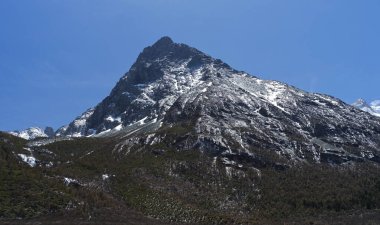 Çin, Sichuan 'ın batı kısmı ünlü bir turizm merkezidir. Bu, 17 Nisan 2025 'te Daocheng Yading' de yakalanan bir kar dağı. Turizm için Sichuan 'a hoş geldiniz..