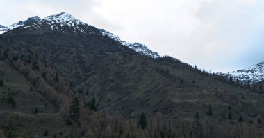 Çin 'in Sichuan eyaletinin batı kısmı ünlü bir turizm merkezidir. Bu, 21 Nisan 2025 'te Four Girls dağında 10: 34: 35' te yakalanan bir kar dağı. Hepiniz Sichuan 'a hoş geldiniz..