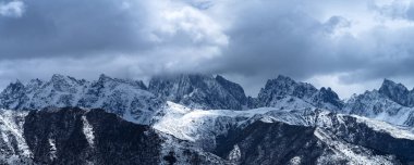 Çin, Sichuan 'ın batı kısmı ünlü bir turizm merkezidir. Bu, 15 Nisan 2025 'te batı Sichuan' da yakalanan muhteşem bir kar dağı..