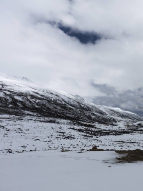 Çin, Sichuan 'ın batı kısmı ünlü bir turizm merkezidir. Bu, 15 Nisan 2025 'te Kangding County' de yakalanan muhteşem Gongga Kar Dağı..