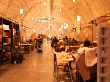2 Kasım 2024 'te Chongqing, Çin' de çekildi. Chongqing 'de, 2. Dünya Savaşı' ndan kalma bazı hava saldırısı sığınakları, ünlü turizm ve aşçılık merkezlerine dönüştürüldü..