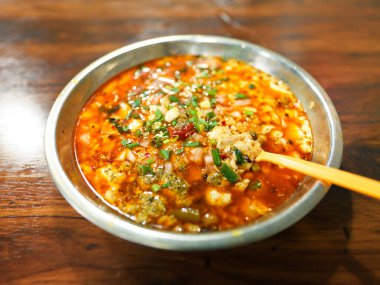 Bu biber turşusuyla yapılan bir tofu lezzeti. Ekşi ve baharatlı, iştah açıcı ve çok lezzetli. Chongqing, Çin 'e barbekü yemeğinin tadına bakmaya hoş geldiniz..