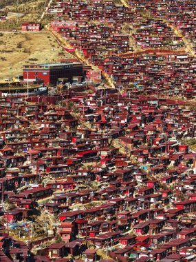 Sertar ilçesi, dünyaca ünlü bir turizm merkezi olan Tibet Budist Koleji 'nin bulunduğu Çin' in Sichuan eyaletinin Ganzi Tibet Özerk Bölgesi 'nde yer alır..