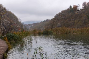 Sonbahar manzarası. Hırvatistan 'da çağlayan şelaleler, nehirler ve göller. Plitvice Gölleri Hırvatistan 'daki en büyük ve en popüler Ulusal Park.