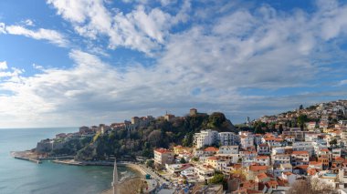 Ulcinj, Karadağ 'ın güney kıyısında bir kasaba. Eski şehrin Panorama Manzarası ve iki bin yıllık Ulcinj Kalesi, korsanların yuvası. Seyahat fotoğrafı.