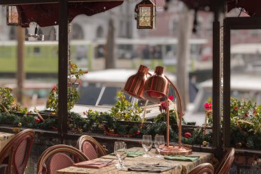 Venedik 'te, İtalya' da, kanalın kıyısında rahat bir restoran. Seyahat fotoğrafı.