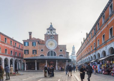 Venedik, İtalya 'da tarihi sarayları ve kaleleri olan bir meydan. Dünyanın en popüler turistik mekanı.