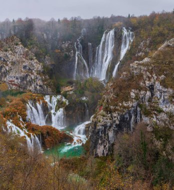 Hırvatistan 'daki Plitvice Lakes Ulusal Parkı. Büyük şelale. İnsan faaliyetlerinden etkilenmeyen ayrılmaz bir ekosistem