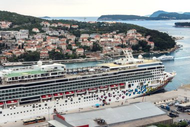 Adriyatik Denizi 'nde deniz yolculuğu. Hırvatistan 'da deniz manzarası, Dubrovnik. Adriyatik incisinin panoramik görüntülerine hükmediyor