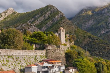 Karadağ 'ın Eski Barı' ndaki Rumia Dağı eteğindeki ortaçağ kalesinin duvarları. Seyahat fotoğrafı. Turizm cazibesi