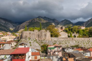 Karadağ 'ın Eski Bar kenti bir açık hava müzesi. Ortaçağ kalesine sahip şehir manzarası