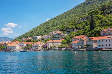 Kotor Körfezi, Karadağ 'ın güneybatısındaki Adriyatik Denizi' nin dolambaçlı bir körfezi. Sahildeki şehir