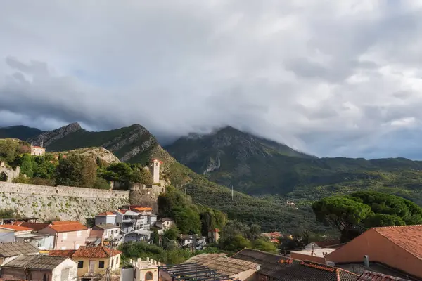 Karadağ 'daki Town Old Bar' ın çatıları. Rumia Dağı 'nın eteğindeki ortaçağ kalesinin duvarları. Şehir manzarası