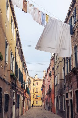 Venedik, İtalya. Eski şehrin dar sokakları. Evlerin arasında elbiseleri kurutmak. Turist fotoğrafı