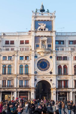 İtalya, Venedik 'te ünlü ve popüler eğlence merkezleri. Venedik 'teki Saat Kulesi San Marco Meydanı' nın kuzey tarafında bir Rönesans binası.