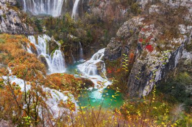 Plitvice Lakes Ulusal Parkı. Sonbahar manzarası. Hırvatistan 'ın dünyanın en muhteşem köşelerine seyahat