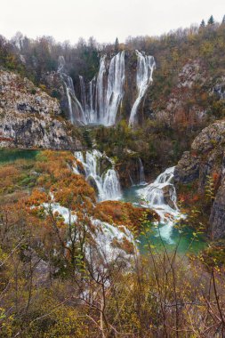 Şelaleler ve Zümrüt Göller Sarayı. Hırvatistan 'daki Plitvice Lakes Ulusal Parkı. İntegral ekosistem insan aktivitesinden etkilenmez. Dünyanın en muhteşem köşelerine seyahat et. Dikey fotoğraf