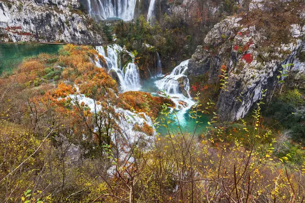 Şelaleler ve Zümrüt Göller Sarayı. Hırvatistan 'daki Plitvice Lakes Ulusal Parkı. İntegral ekosistem insan aktivitesinden etkilenmez. Dünyanın en muhteşem köşelerine git.