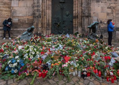Magdeburg, Almanya - 21. Aralık 2024: Magdeburg 'daki terörist saldırıdan sonra. Gazeteciler olay yerinden bildiriyor. Magdeburg 'daki kasaba halkı Noel panayırındaki trajedinin kurbanlarının yasını tutuyor.