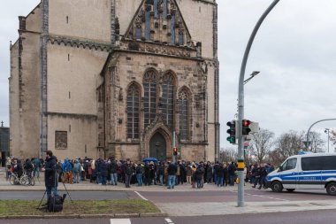 Magdeburg, Almanya - 21. Aralık 2024: Magdeburg 'daki terörist saldırıdan sonra. Polis her yeri kordon altına aldı. Gazeteciler olay yerinden bildiriyor.