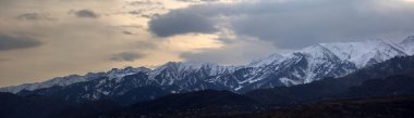 Kuzey Tien Shan 'da dağ tepeleri olan manzara.