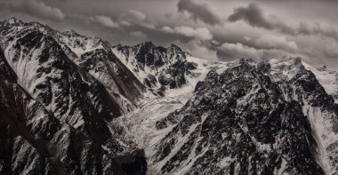 Tien Shan dağlarının karlı zirveleriyle manzara.