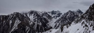 Tien Shan dağlarının karlı zirveleriyle manzara.