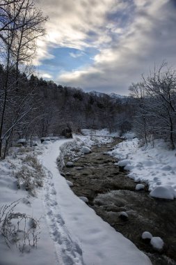 Bir sonbahar sabahı dağlarda bir nehir manzarası.