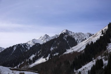 Bir kış sabahı dağlarda manzara..
