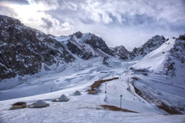 Bir kış sabahı dağlarda manzara..