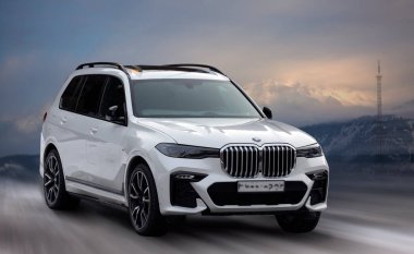 Hareket halindeki yolcu vagonu bulanık arkaplan.