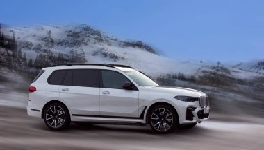 Hareket halindeki yolcu vagonu bulanık arkaplan.