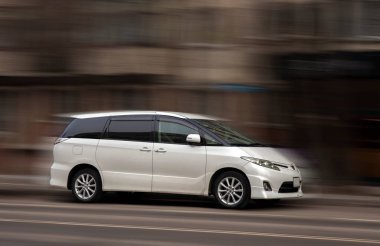 Hareket halindeki yolcu vagonu bulanık arkaplan.